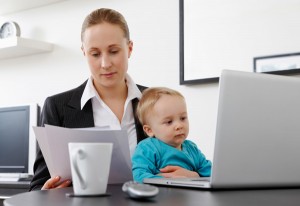 Una mujer moderna que tiene éxito en su profesión y su vida personal. 